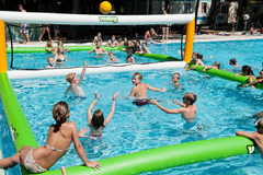 Auch im Wasser lässt sich Volleyball spielen.